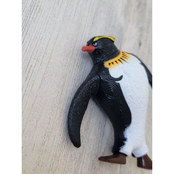 Surf's Up 2007 McDonald's tank Evans penguin toy figure - Picture 2 of 4
